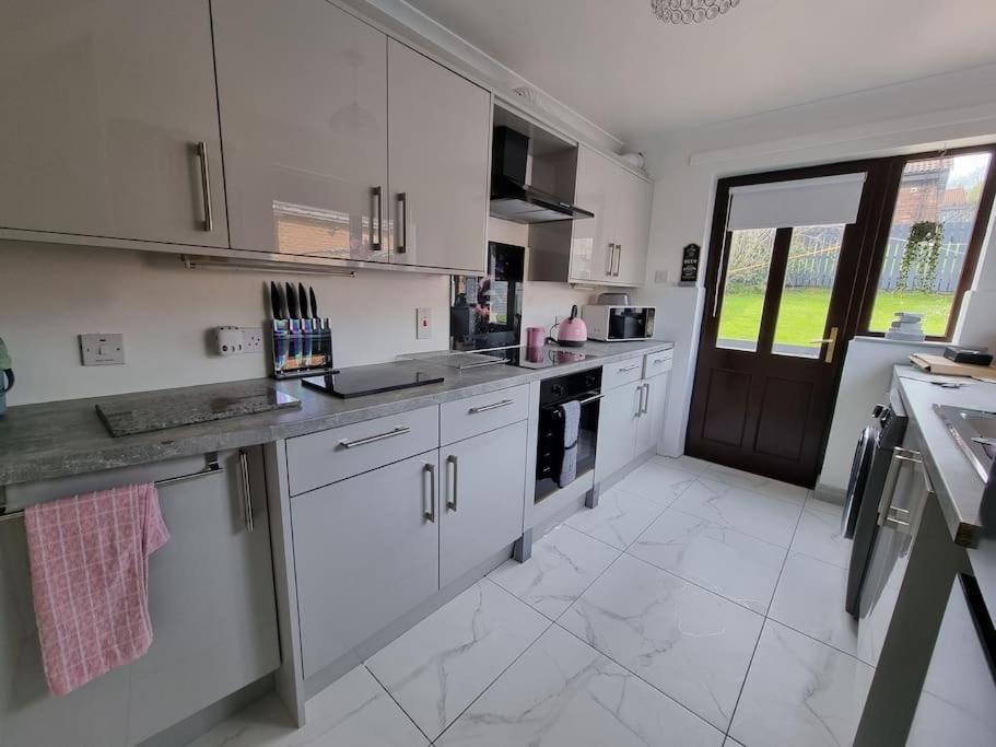 Spacious House Skyline And Mountain Views Close Too Centre And Airports Free Parking