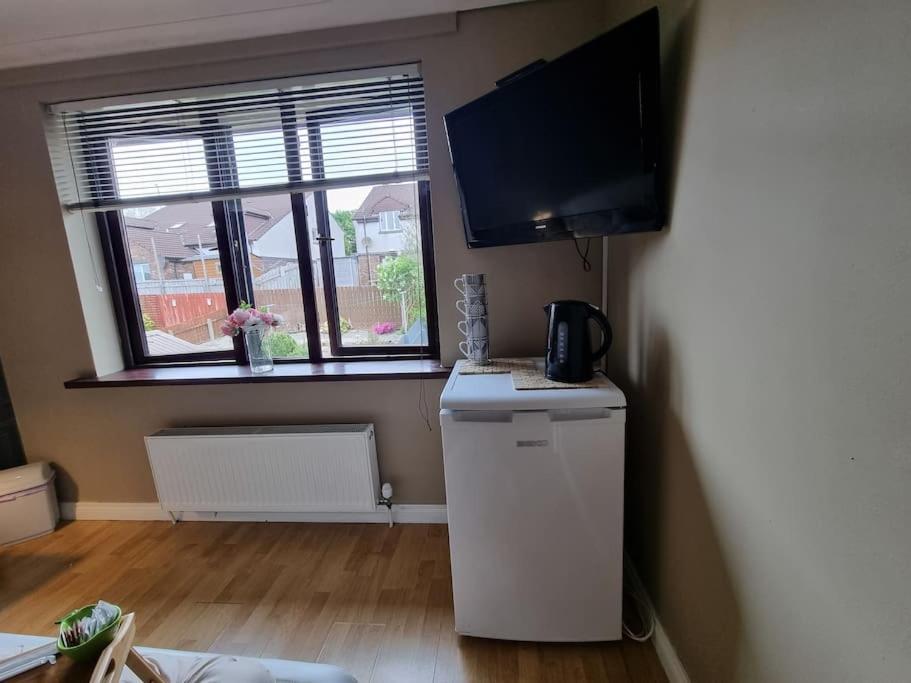 Spacious House Skyline And Mountain Views Close Too Centre And Airports Free Parking