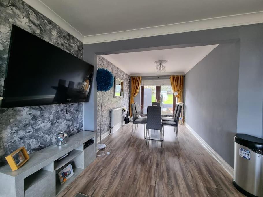 Spacious House Skyline And Mountain Views Close Too Centre And Airports Free Parking Villa *