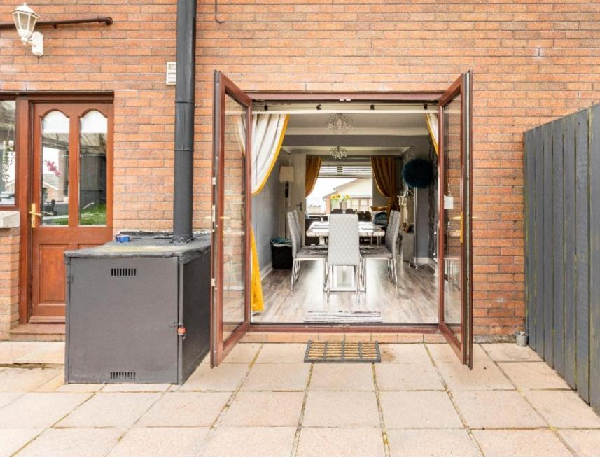 Spacious House Skyline And Mountain Views Close Too Centre And Airports Free Parking * Belfast