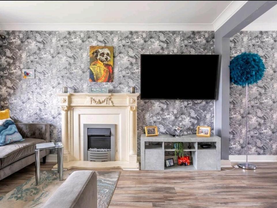 Spacious House Skyline And Mountain Views Close Too Centre And Airports Free Parking *