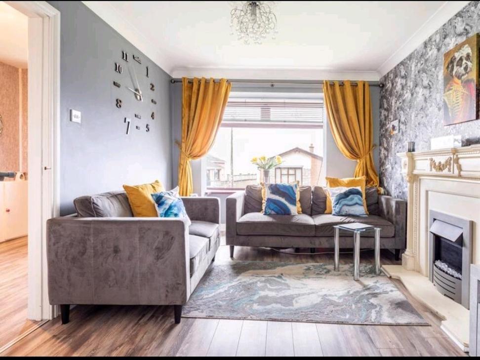 Spacious House Skyline And Mountain Views Close Too Centre And Airports Free Parking *