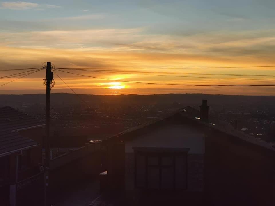 Villa Spacious House Skyline And Mountain Views Close Too Centre And Airports Free Parking Belfast